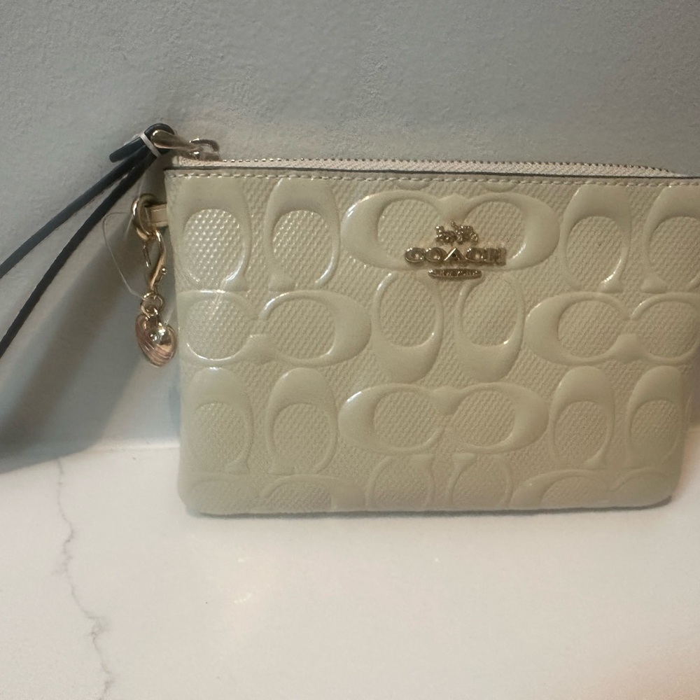 Coach Wristlet w/ Pastel Heart Charm. Corner zip Embossed Leather NWOT